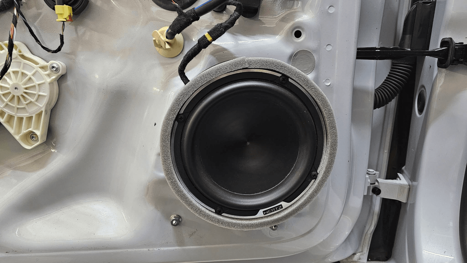 Arizona Client — VW Jetta, Hertz 6.5" OFC Speakers, Clean Cable Wiring